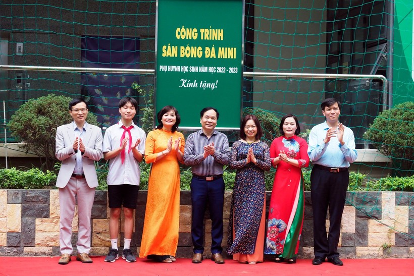 Lãnh đạo phòng GD&ĐT quận Cầu Giấy cùng Ban giám hiệu trường THCS Mai Dịch, học sinh cắt băng khánh thành sân bóng.