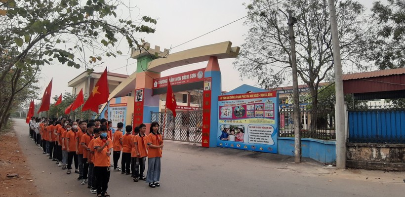 Học sinh trường Tiểu học Bích Sơn tham gia tuyên truyền, cổ động.