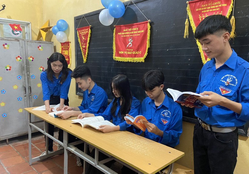 Tặng sách và hướng nghiệp cho học sinh lớp 12 Bắc Giang  ảnh 2