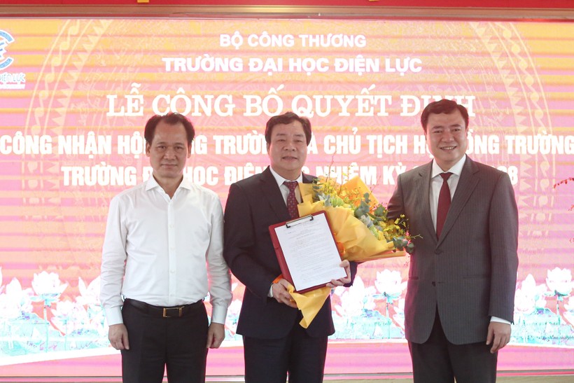Thứ trưởng Bộ Công Thương - Nguyễn Sinh Nhật Tân (bên phải ngoài cùng) trao quyết định, chúc mừng tân Chủ tịch Hội đồng trường Trường Đại học Điện lực.