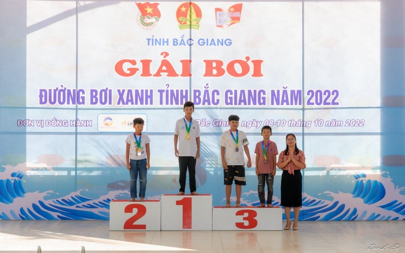 Bà Đào Thị Hường - Phó Giám đốc Sở GD&ĐT trao huy chương học sinh đạt giải môn Bơi.