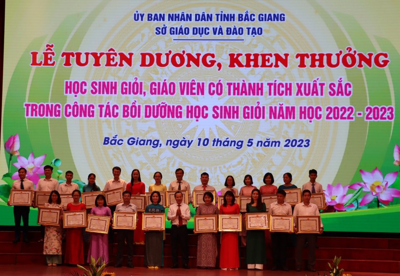 Bắc Giang khen thưởng giáo viên, học sinh xuất sắc ảnh 1