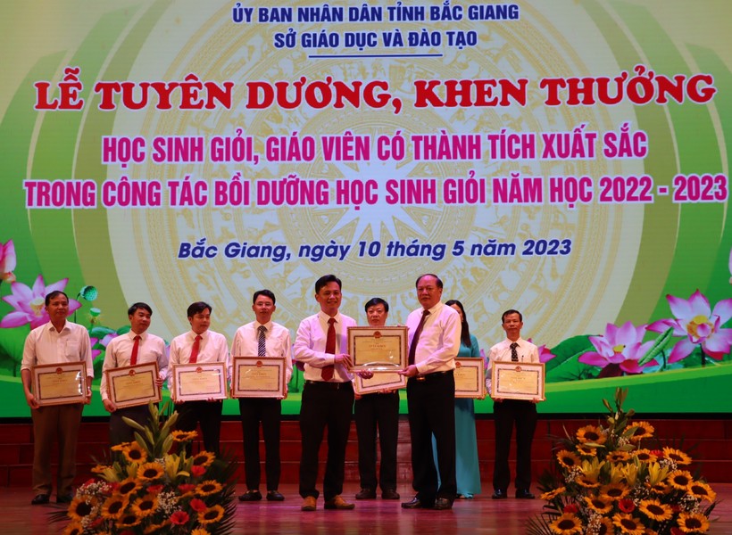 Bắc Giang khen thưởng giáo viên, học sinh xuất sắc ảnh 2