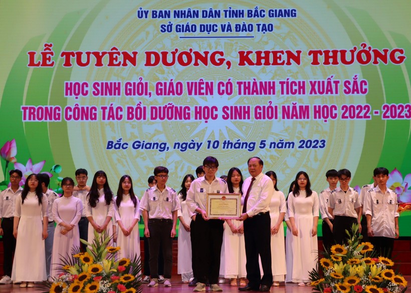 Bắc Giang khen thưởng giáo viên, học sinh xuất sắc ảnh 3