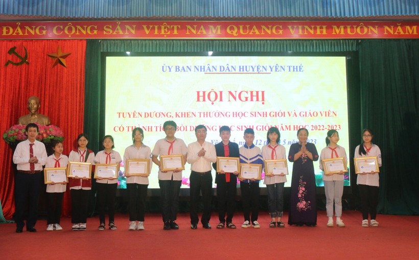 Bắc Giang khen thưởng giáo viên, học sinh có thành tích xuất sắc ảnh 2