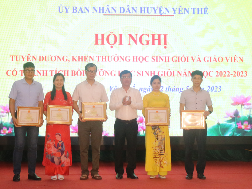 Bắc Giang khen thưởng giáo viên, học sinh có thành tích xuất sắc ảnh 1