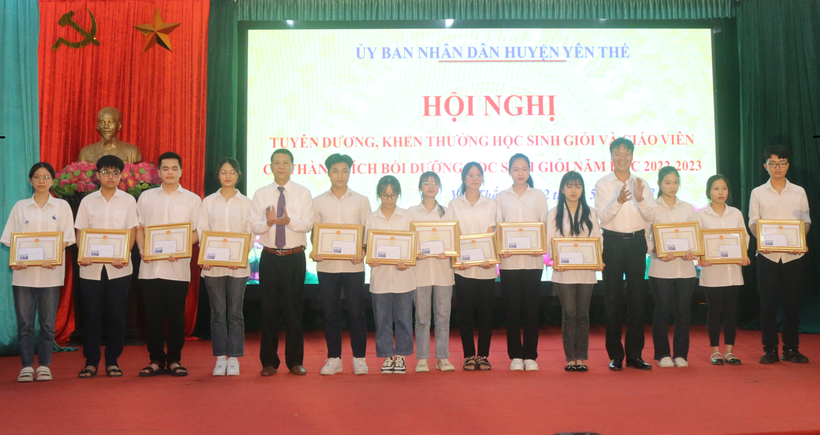 Bắc Giang khen thưởng giáo viên, học sinh có thành tích xuất sắc ảnh 3
