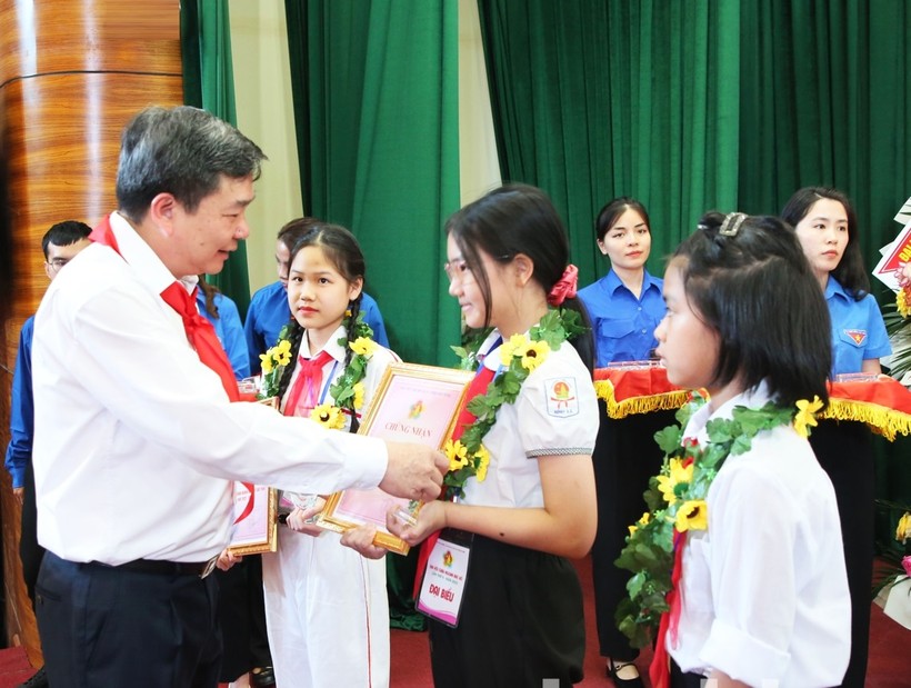 Trưởng Ban Dân vận Tỉnh ủy Bắc Ninh trao Chứng nhận "Cháu ngoan Bác Hồ" cho các em thiếu niên, nhi đồng tiêu biểu.