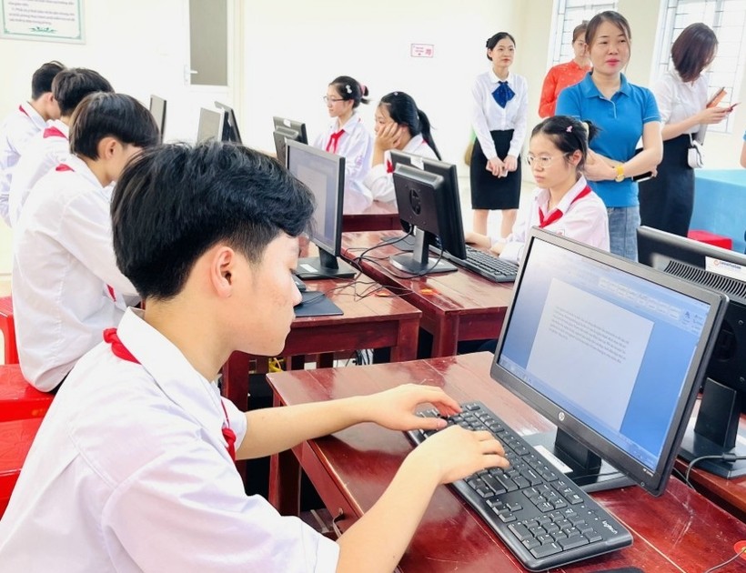 Học sinh sử dụng máy tính mới vừa được đơn vị doanh nghiệp trao tặng.