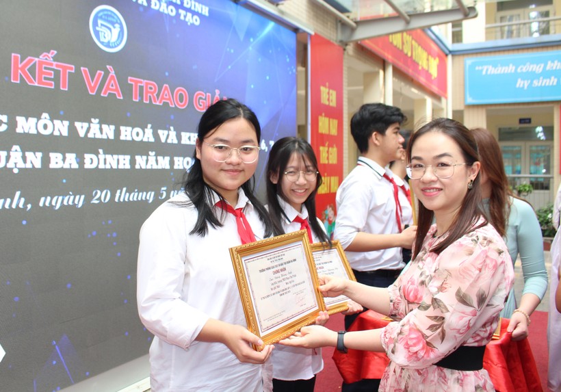 Trao thưởng cho học sinh đạt giải Nhất cuộc thi Olympic các môn văn hóa và Khoa học.