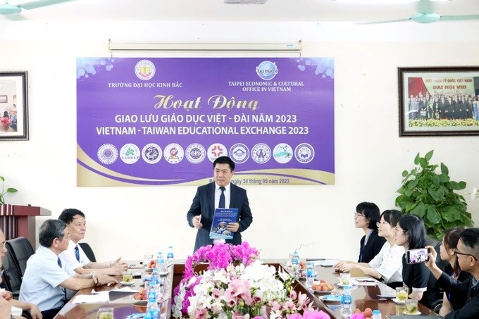 PGS.TS Nguyễn Văn Hòa - Hiệu trưởng trường Đại học Kinh Bắc chia sẻ tại buổi gặp gỡ.