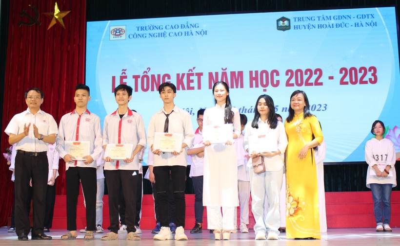 TS. NGƯT Phạm Xuân Khánh - Hiệu trưởng trường Cao đẳng Công nghệ cao Hà Nội trao khen thưởng cho học sinh khối 12.