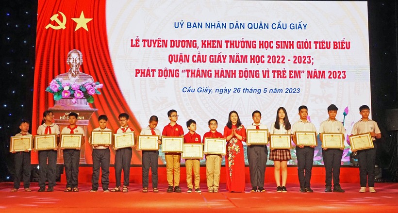 Bí thư Quận ủy Cầu Giấy Trần Thị Phương Hoa trao khen thưởng cho học sinh.