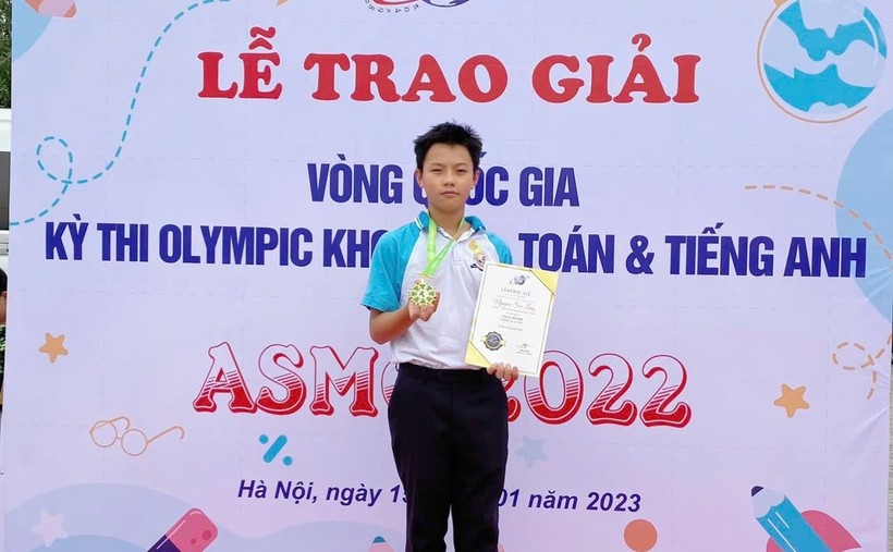 Nguyễn Sơn Long - lớp 7A3 trường THCS Thân Nhân Trung vinh dự được nhận nhiều phần thưởng cao quý.