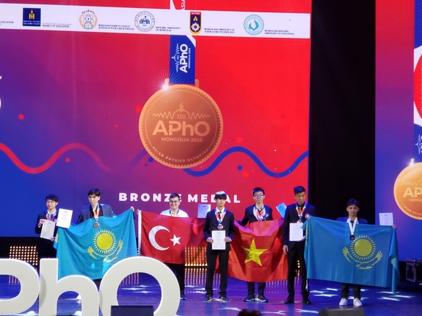 Học sinh Bắc Giang giành Huy chương Đồng Olympic Vật lí châu Á ảnh 1