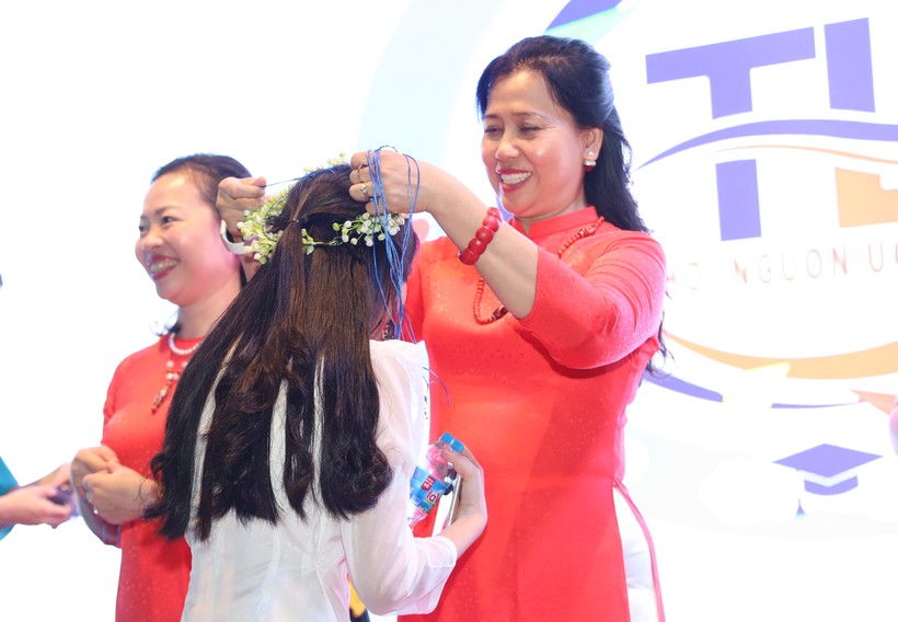 NGƯT Nguyễn Thanh Hà - Hiệu trưởng trường THCS Thăng Long trao quà kỷ niệm cho học sinh lớp 9 trước ngày ra trường.