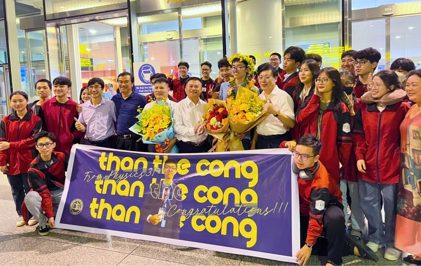 Bắc Giang khen thưởng HS có thành tích tại Olympic Vật lí châu Á ảnh 1