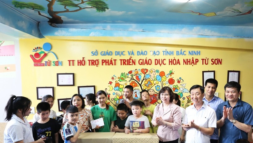 Phó Chủ tịch Thường trực HĐND tỉnh Bắc Ninh - Trần Thị Hằng tặng quà Trung tâm hỗ trợ phát triển giáo dục hòa nhập Từ Sơn.