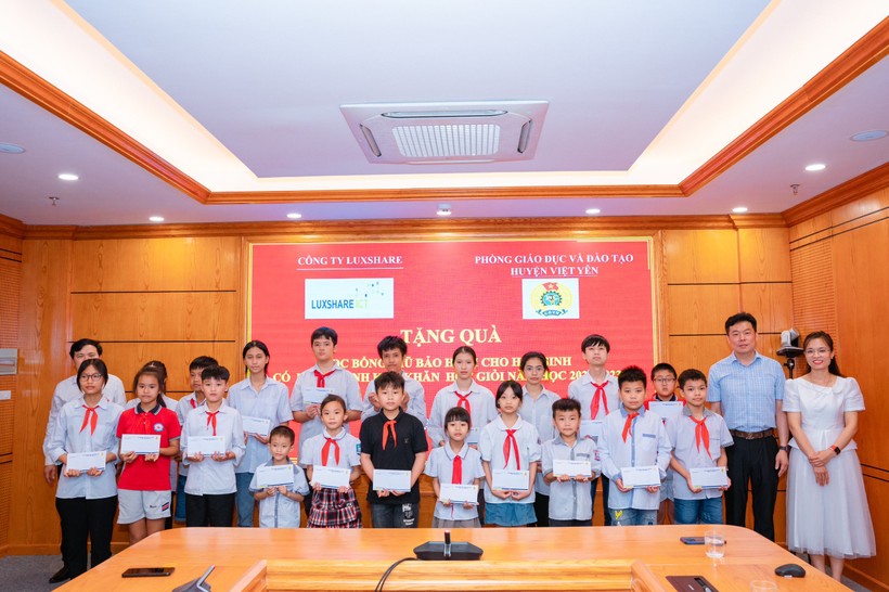 Trao học bổng và tặng quà cho học sinh Việt Yên (Bắc Giang) ảnh 1