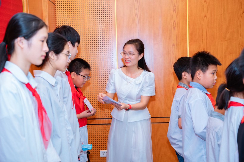 Trao học bổng và tặng quà cho học sinh Việt Yên (Bắc Giang) ảnh 2