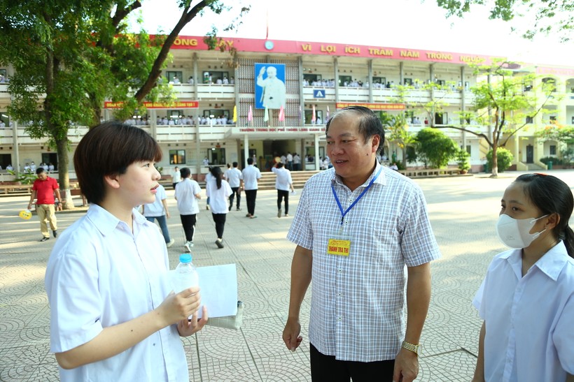 Giám đốc Sở GD&ĐT Bắc Giang động viên thí sinh trước giờ thi ảnh 1