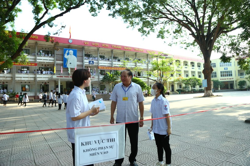 Giám đốc Sở GD&ĐT Bắc Giang Tạ Việt Hùng động viên thí sinh trước giờ thi.
