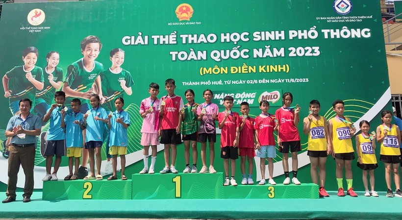 Ban Tổ chức trao huy chương Vàng cho đội chạy tiếp sức hỗn hợp cấp Tiểu học tỉnh Bắc Giang.