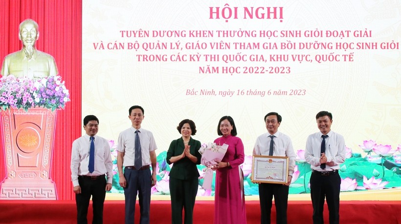 Bắc Ninh tuyên dương khen thưởng giáo viên, học sinh ảnh 1