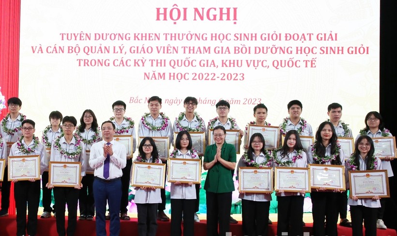 Bắc Ninh tuyên dương khen thưởng giáo viên, học sinh ảnh 3