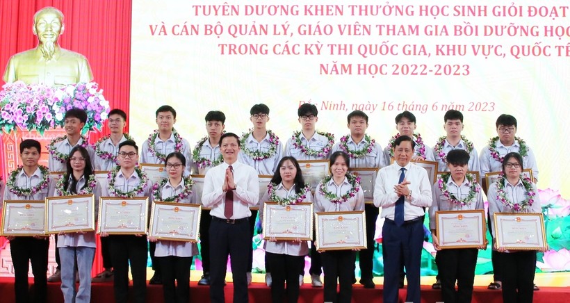Bắc Ninh tuyên dương khen thưởng giáo viên, học sinh ảnh 2