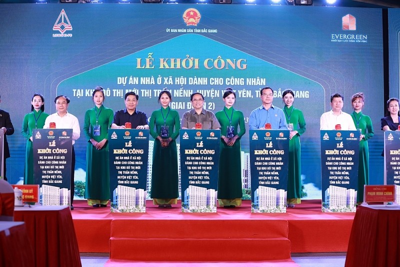 Thủ tướng Chính phủ Phạm Minh Chính cùng các đại biểu nhấn nút khởi công dự án NƠXH (giai đoạn 2).