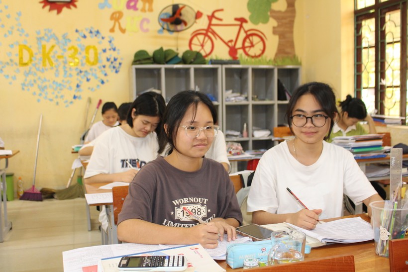 Học sinh lớp 12 trường PTDT Nội trú tỉnh Bắc Giang ôn tập.
