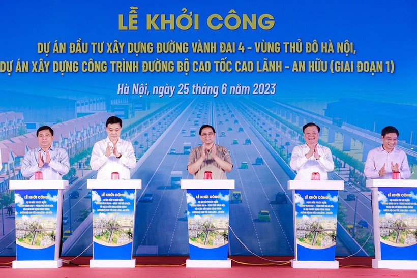 Thủ tướng Phạm Minh Chính, Bí thư Thành ủy Hà Nội Đinh Tiến Dũng cùng các đại biểu bấm nút khởi công dự án.