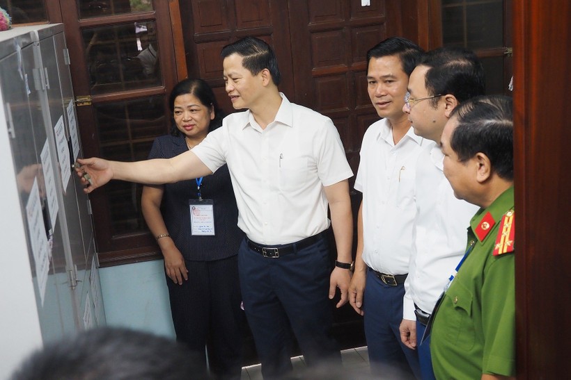 Ông Vương Quốc Tuấn - Phó Chủ tịch Thường trực UBND tỉnh Bắc Ninh kiểm tra công tác chuẩn bị kỳ thi tại trường THPT Lý Thái Tổ.