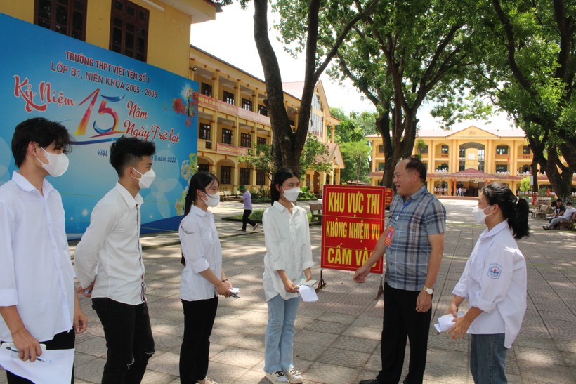 Lãnh đạo Sở GD&ĐT Bắc Giang động viên thí sinh trước giờ thi ảnh 2