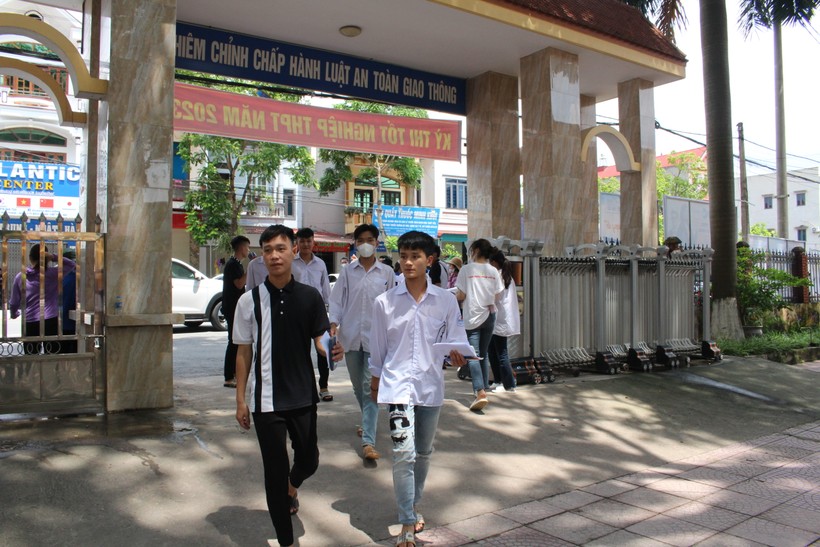 Lãnh đạo Sở GD&ĐT Bắc Giang động viên thí sinh trước giờ thi ảnh 3
