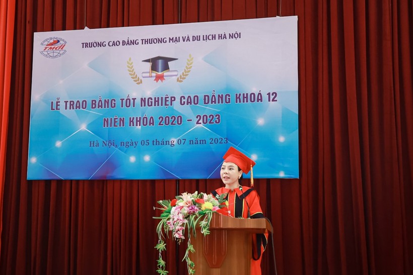Gần 500 tân cử nhân HCCT đón nhận bằng tốt nghiệp ảnh 1
