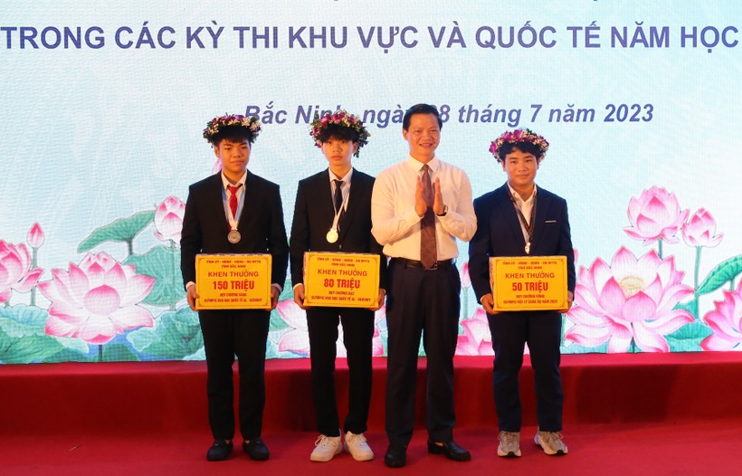 Bí thư Tỉnh ủy Bắc Ninh gặp mặt, khen thưởng giáo viên, học sinh giỏi ảnh 2