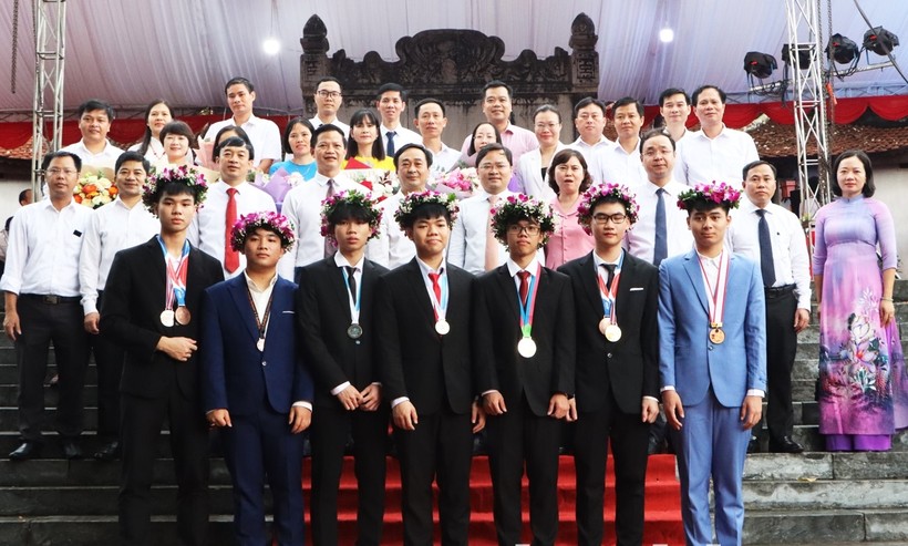 Bí thư Tỉnh ủy Bắc Ninh gặp mặt, khen thưởng giáo viên, học sinh giỏi ảnh 3