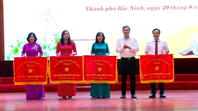Khen thưởng nhiều tập thể ngành GD&ĐT TP Bắc Ninh ảnh 1
