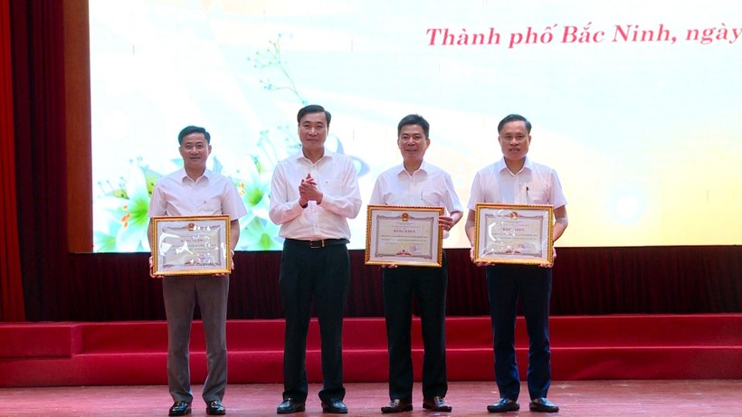 Khen thưởng nhiều tập thể ngành GD&ĐT TP Bắc Ninh ảnh 4