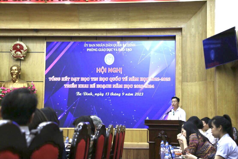Ông Lê Đức Thuận - Trưởng phòng GD&ĐT quận Ba Đình phát biểu tại hội nghị. ảnh 1
