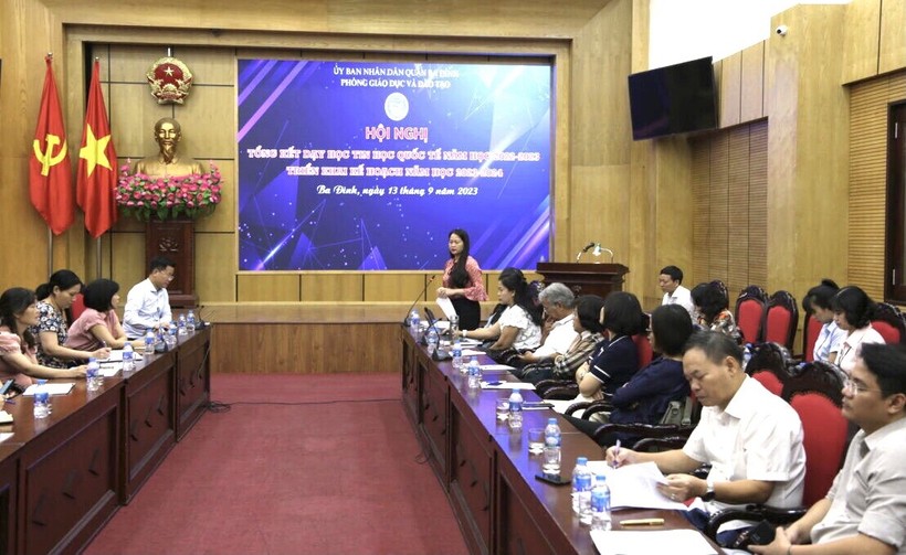 Bà Phạm Thị Diễm - Phó Chủ tịch UBND quận Ba Đình ghi nhận kết quả thực hiện đề án thí điểm dạy Tin học quốc tế. ảnh 2