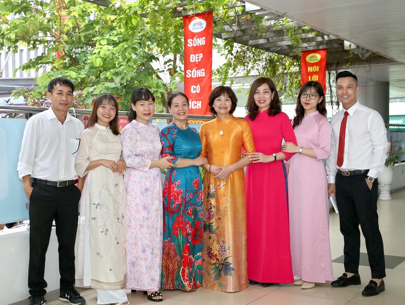 Thầy cô giáo Trường THCS Mai Dịch dịp khai giảng năm học 2023 - 2024.