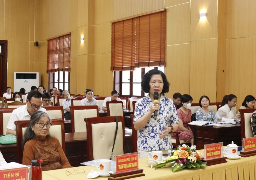 Nguyên Phó Tổng biên tập Tạp chí lịch sử Nguyễn Thị Phương Chi tham gia ý kiến tại Hội thảo. ảnh 1