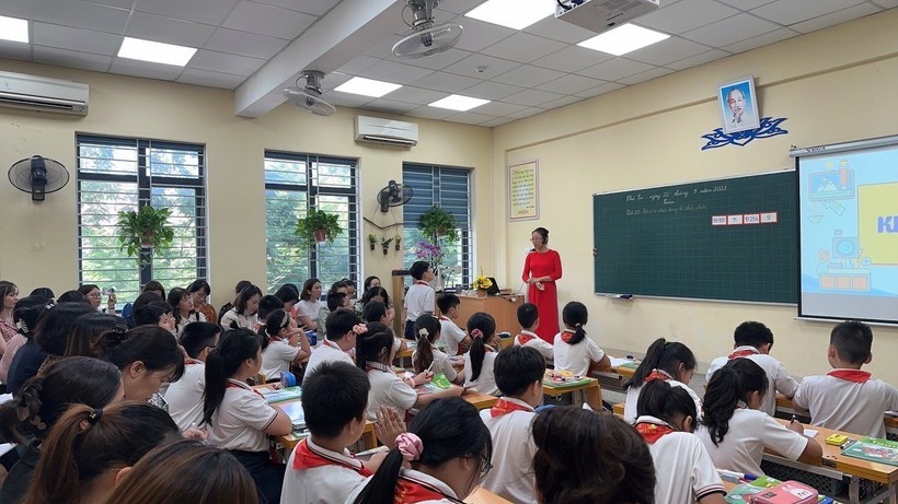Lớp do cô Nguyễn Minh Châu - Trường Tiểu học Hoàng Diệu thực hiện với bài “Viết số tự nhiên trong hệ thập phân”. ảnh 2
