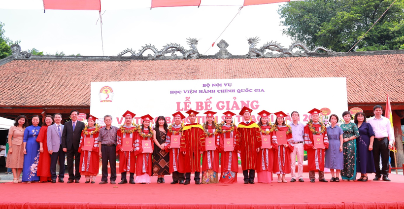 Các tân Tiến sĩ đón nhận bằng tốt nghiệp đến từ Thứ trưởng Bộ Nội vụ Triệu Văn Cường và Giám đốc Học viện Hành chính Quốc gia Nguyễn Bá Chiến. ảnh 3