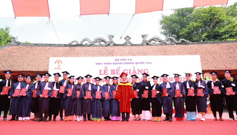 Giám đốc Học viện Hành chính Quốc gia Nguyễn Bá Chiến trao bằng tốt nghiệp tới các Tân Thạc sĩ. ảnh 4