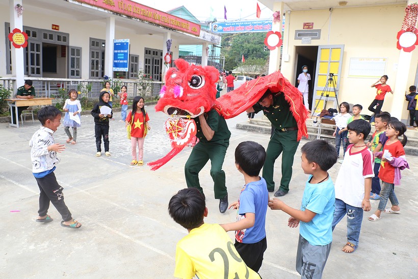 Học sinh thích thú với màn biểu diễn múa rồng đến từ chiến sĩ bộ đội. ảnh 2