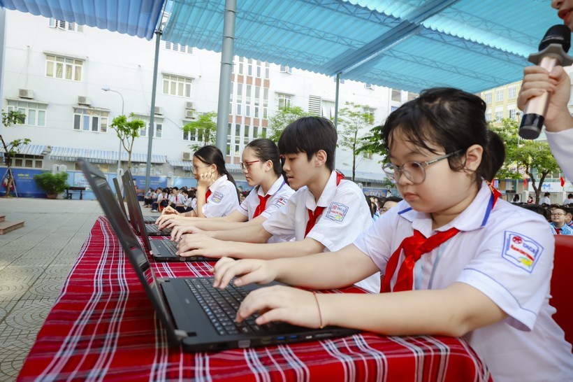 Học sinh Trường THCS Phan Chu Trinh thực hành cách tự học từ mới tiếng Anh qua phần mềm miễn phí. ảnh 1